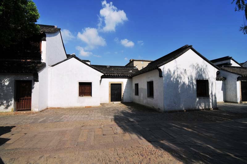 renovierte Strasse mit Häusern