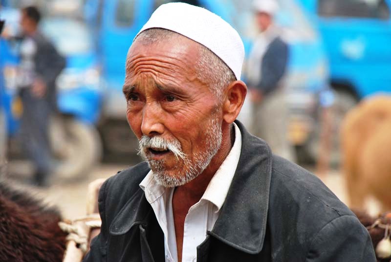 UYgure mit typischem Käppi